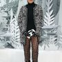 Kris Jenner tetőtől-talpig Chanelben érkezett a január végén megrendezett Chanel haute couture showra.