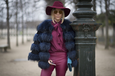 Christian Dior cipő feltűrt farmerrel a párizsi divathét hetedik napján.


