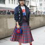 Párizsban még mindig menő zoknival hordani a tűsarkút. Legalábbis a blogger, Hilary Tsui szerint, aki Yasbukey táskával kombinálta a Toga által tervezett szettjét.


