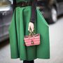 Passzolt a rózsaszín táska a zöld szoknyához a milánói divathéten.