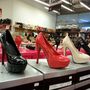 Asia Center, MK áruház: 3-4 ezer forintból kijön egy ilyen cipő.