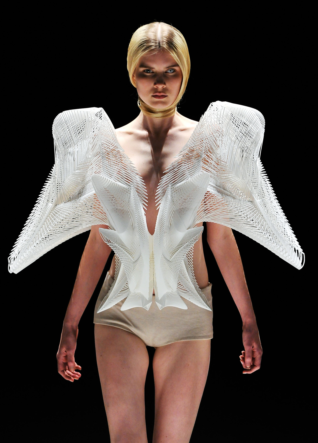 Az egyedi forma a 2013-es haute couture hét kifutóján bukkant fel.