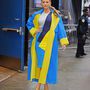 Talán ez a 2015-ös Roksanda Illincic Resort ruha állt a legrosszabbul Livelyn a roadshow alatt. A kék-sárga együtteshez természetesen arany színű Louboutin cipőt húzott a szőke színésznő, amikor április 21-én a Good Morning America-ba volt hivatalos.

