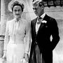 A windsori herceg, korábbi VIII. Edward király esküvője 1936-ban Franciaországban. (Romantikus és kemény történet, Edwárd lemondott a brit trónról, hogy feleségül vehesse szerelmét, a korábban férjezett, amerikai Mrs. Simpson-t)

