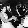 Már a 80-as években is hagyománya volt a közös tortafelvágásnak. Lou Reed 1980 januárjában vette el Sylvia Moralest.
