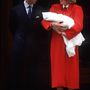 Sokan arra tippeltek, Katalin pirosban fogja megmutatni második gyermekét, ahogy Diana tette 1984 szeptember 1-én, Harry herceg születésekor. 