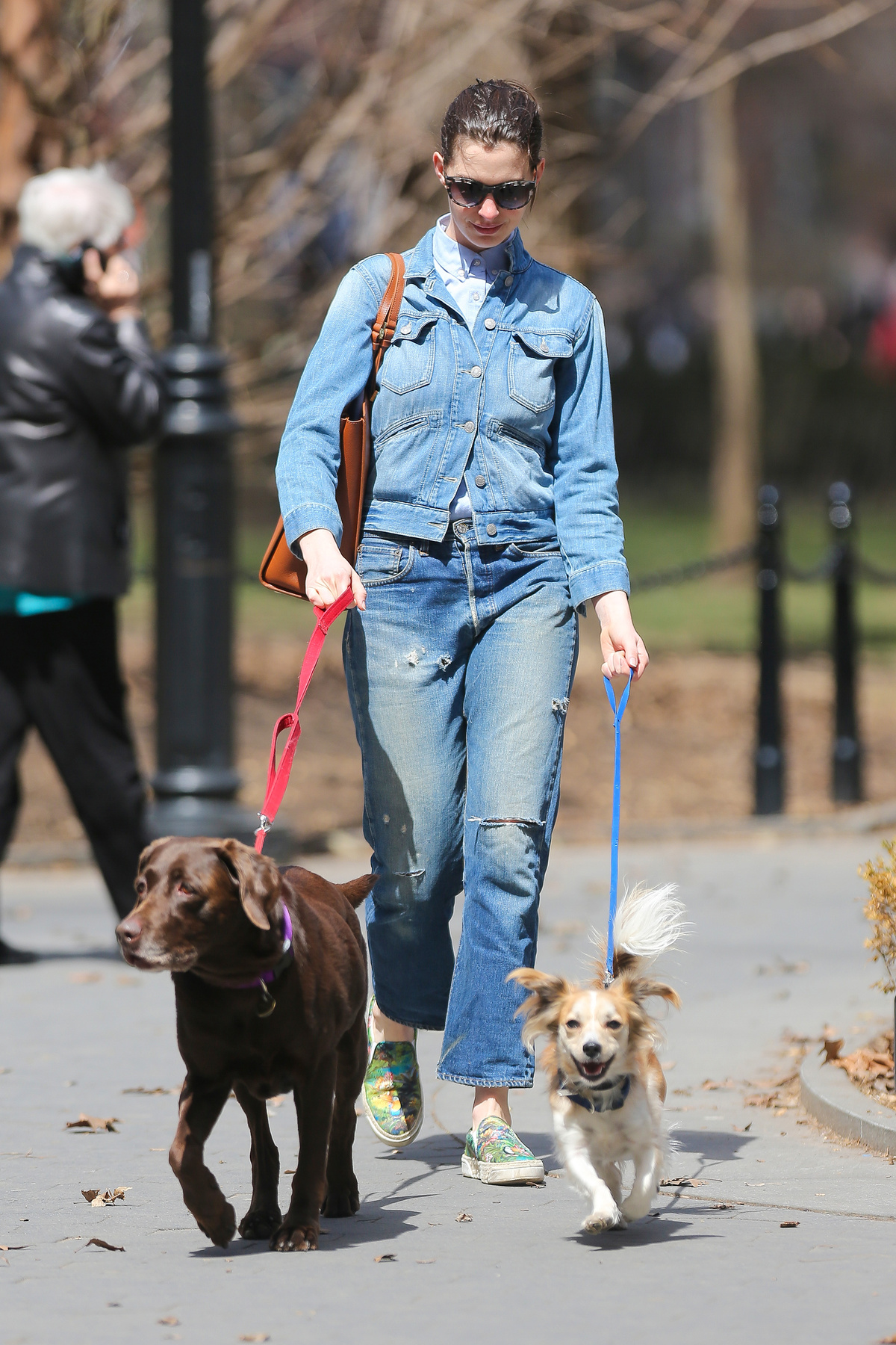 Vanessa Hudgens a szezon egyik legnagyobb slágerével, a lapos talpú papuccsal viselte a farmer kertésznadrágot New Yorkban.