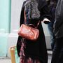 Helena Bonham Carter szereti a divatot és az extrém holmikat is, szóval adott volt, hogy 2015. májusában Stella McCartney-val a lábán megy shoppingolni Londonban.
