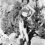 Valaki az 1950-es években úgy gondolta, hogy Gina Lollobrigidán jól mutat majd a bikini cowboycsizmával, -kalappal és egy díszes pisztolytokkal. 