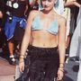 Így kell viselni a szőrös bikinifelsőt a vörösszőnyegen. Gwen Stefani az 1998-as Grammy gálára érkezett ebben a szettben. 