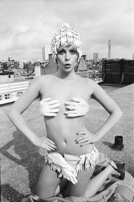 Így kell viselni a szőrös bikinifelsőt a vörösszőnyegen. Gwen Stefani az 1998-as Grammy gálára érkezett ebben a szettben. 