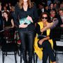 Carla Bruni Sarkozy  bőrnadrágban ment Christian Dior párizsi showjára.