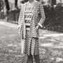 Coco Chanel egy  mintás együttessel és gyöngynyaklánccal viselte csíkos felsőjét 1929-ben Párizsban.

