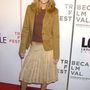 Kristen Stewart egy ilyen bölcsészlányos szettben ment a Tribeca Filmfesztiválra 2005-ben.


