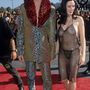 Rose McGowan 1998-ban kísérte el a falatnyi ruhában Marilyn Mansont az MTV Video Music Awardsra.
