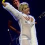 Miley Cyrus szőrmével kombinálta necc-ruháját az iHeartRadio Music Fesztiválon Las Vegasban.

