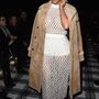 Kim Kardashian átlátszó fehér ruhában és bézs kabátban érkezett a Balenciaga bemutatójára a párizsi divathéten.

