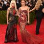 Donatella Versace és Jennifer Lopez is villantós ruhában ment a MET gálára.