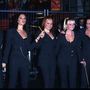 A Spice Girls 1997 decemberében viselte az üzletasszony szerelést. A válogatásból talán rajtuk áll a legkevésbé jól.

