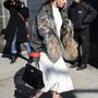 Magassarkú cipőben tipegő jól öltözött designer táskás nő, csakis New York-i lehet.