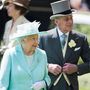 A királynő csütörtökön egy mentaszínű szettben nyomult. A 94 éves Fülöp herceg is - szokásához híven - kifogástalanul jelent meg a derbin.