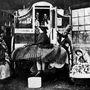 Omnibuszra felszálló abroncsszoknyás nő 1860-ban.

