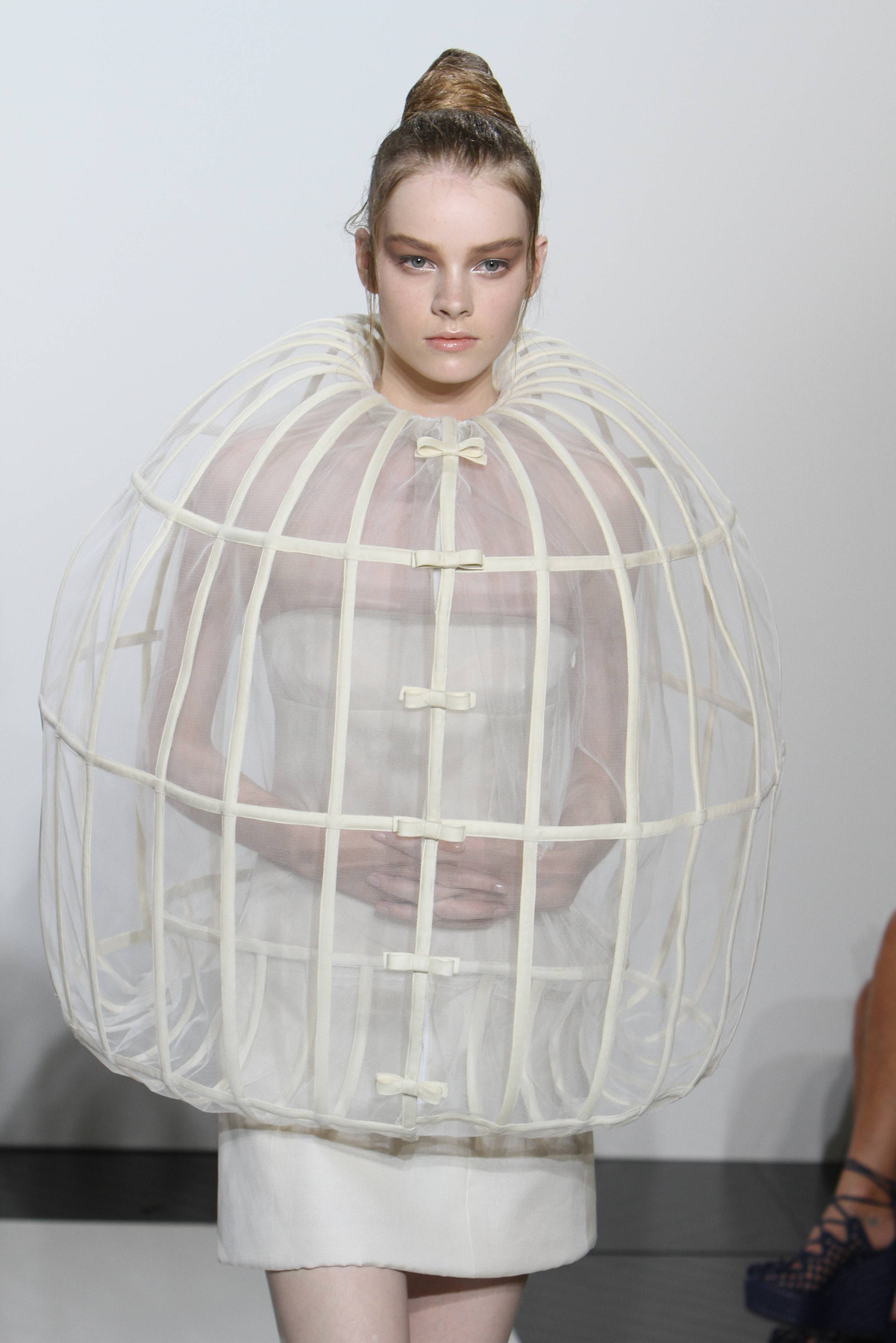 Abroncsruhás modell a Dolce & Gabbana 2013-as tavaszi bemutatóján.


