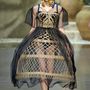 Abroncsruhás modell a Dolce & Gabbana 2013-as tavaszi bemutatóján.


