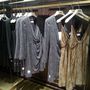 Saint Laurent ruhák, pedig ezen a képen akár a Zara is lehetne. Csak modjuk ez a szürkés, pöttyös ruha pont 614.900 forintba került. (Leárazva 245.960 forint)