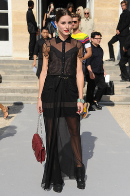 Azt viszont már jól tudja, hogy egy ilyen fekete-fehér csíkos szettel sosem lehet mellélőni. Az együttest Giambattista Valli párizsi haute couture bemutatóján viselte 2015. júliusában.

