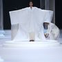 Lan Yu keleties ihletésű menyasszonyi ruhája a párizsi haute couture héten.