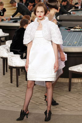 Lassan 100 éve nem megy ki a divatból a Chanel kosztüm, amiben természetesen férjhez menni sem ciki.