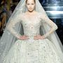 Hagyományos esküvői ruha Zuhair Murad párizsi bemutatóján.