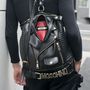  Jonathon Baker táncos és modell a júniusban tartott londoni férfidivathéten vonulgatott ezzel a hangsúlyos Moschino táskával. Ha megtetszett ez a táska, nem csak az lehet gond, hogy drága, hanem az is, hogy elképesztő hamar elkapkodták. 