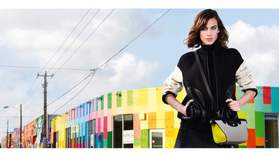 A bézs színek határozzák meg a Max Mara kampányának hangulatát. Gigi Hadid lett a márka arca a szezonban.



