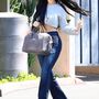 Kylie Jenner egy hasvillantó pulóverrel és egy méregdrága Givenchy Alligator Skin Tote táskával hordja trapézgatyáját.

