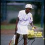 Serena Williams klasszikus galléros pólóban, tetőtől-talpig fehérben gyakorolt 1992-ben.