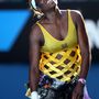 Venus Williams ebben a hasrésznél szellős dresszben játszott a cseh Sandra Zahlavova ellen a 2011-es Ausztrál Openen Melbourneben.

