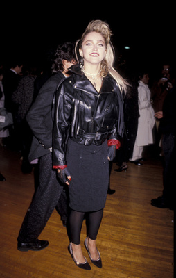 Minden idők egyik legjobb fellépő ruháját tervezte meg Jean Paul Gaultier Madonnának az 1990-es, nagy sikerű Blond Ambition World turnéra. Nem véletlen, hogy a mai napig ezt a melltartós szettet tartják az énekesnő legjobb választásának.
