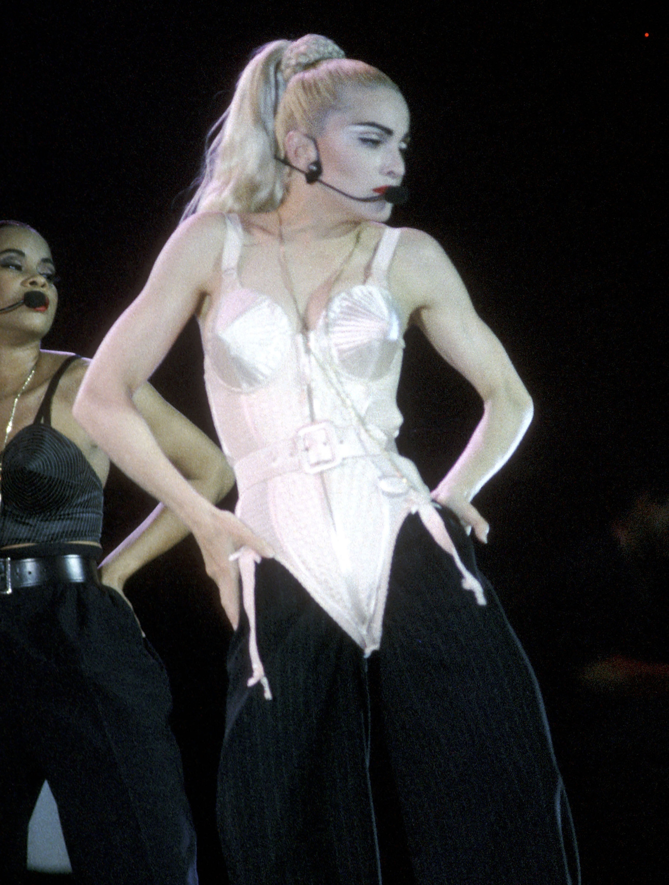 Minden idők egyik legjobb fellépő ruháját tervezte meg Jean Paul Gaultier Madonnának az 1990-es, nagy sikerű Blond Ambition World turnéra. Nem véletlen, hogy a mai napig ezt a melltartós szettet tartják az énekesnő legjobb választásának.
