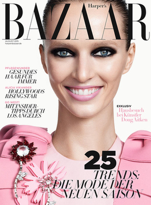 Szürke-sárga Prada ruhában pózolt Natasha Poly az orosz Glamour címlapján.

