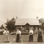 Viktoriánus hölgyek a teniszpályán.

