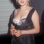 A feltupírozott hajú Cindy Lauper ebben a mélyen dekoltált  ruhában és ezüst melltartóban pózolt az 1988-as VMA-n Los Angelesben.

