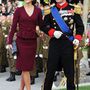 Szerettük ezt a V-nyakkivágású, bordó kosztümöt, amihez remek választás volt a feltűnő szürke kalap. A pár a luxemburgi Guillaume herceg és Stephanie de Lannoy grófnő esküvőjén tette tiszteletét 2012 októberében.