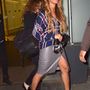 Beyoncé térdig érő, felsliccelt szürke bőrszoknyába tűrte be a klasszikus inget.

