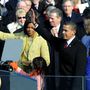 Malia Obama a 2009-es elnöki beavatási ünnepségen viselt selyemszalaggal átkötött királykék kabátot.


