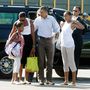 Malia Obamáról a 2010-es családi nyaralás végén, augusztus 29-én lőtték ezt a képet, amin bézs háromnegyedes nadrágban és fehér ujjatlan blúzban nyújtózkodik.

 