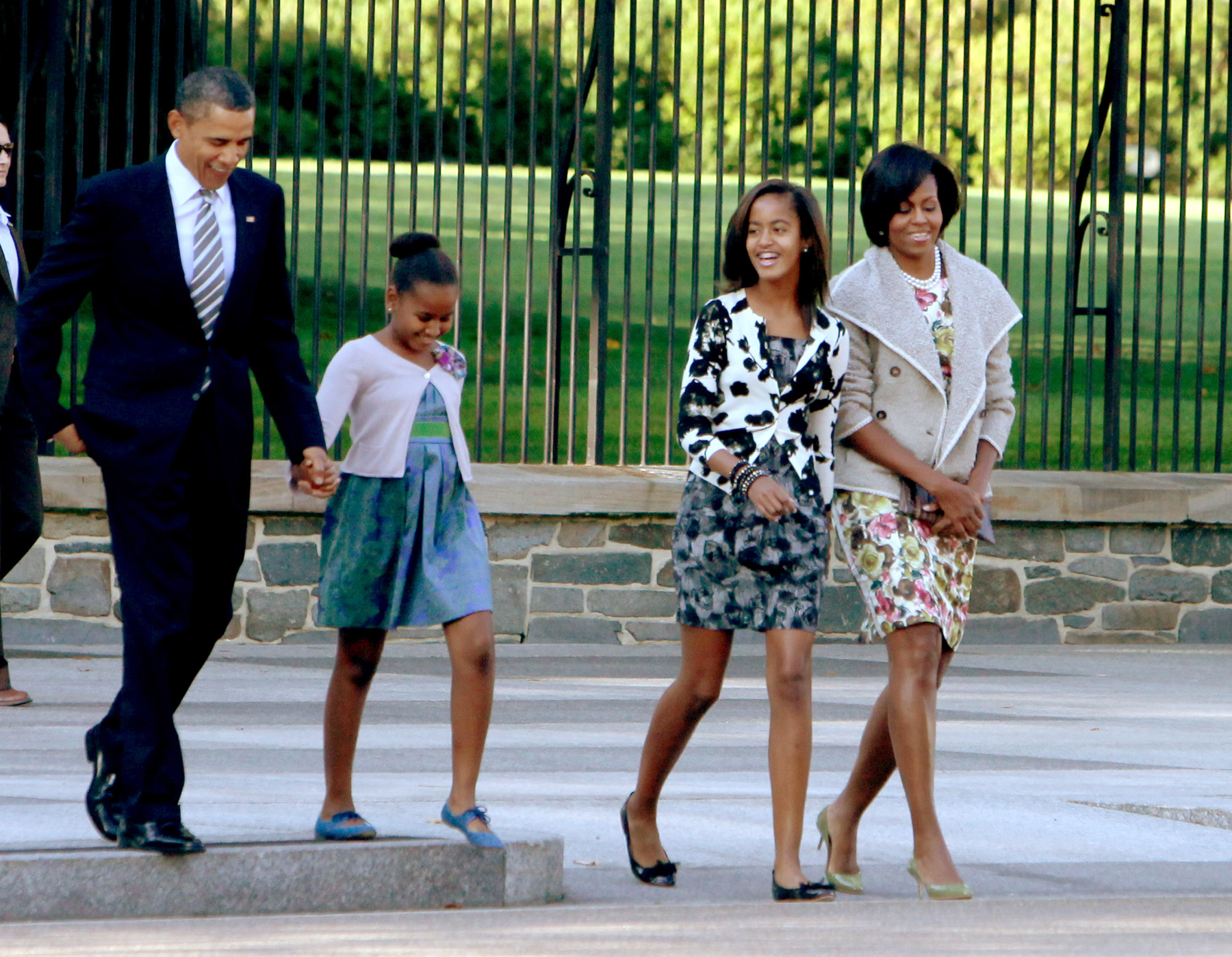 Erről a képről pedig elsőre nehezen mondanánk meg, hogy melyik az elnökfeleség és melyikük Malia Obama.