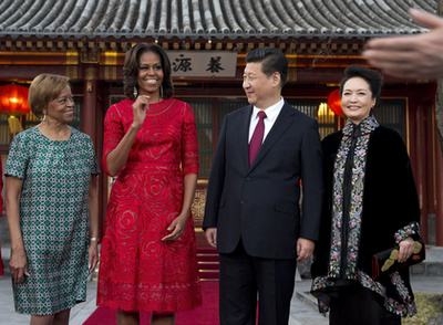 Erről a képről pedig elsőre nehezen mondanánk meg, hogy melyik az elnökfeleség és melyikük Malia Obama.