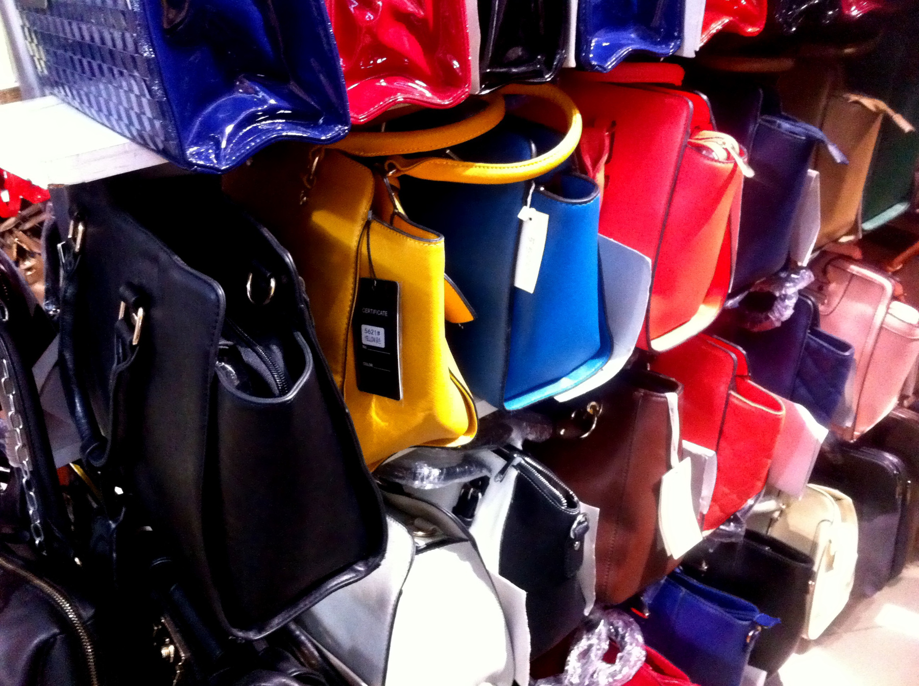 F&F: Siratja a fesztiválszezont? Nosztalgiázzon ezzel a táskával 4790 forintért. 
